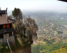 云端诗行：开宁球机镜头下的窦圌山晨昏